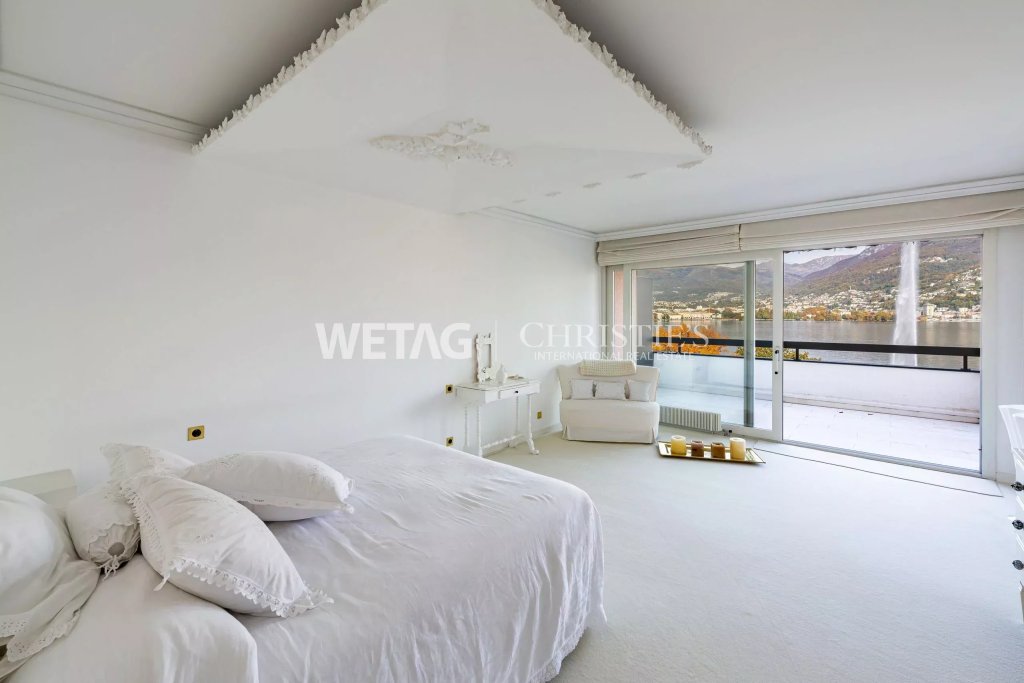 Helles Schlafzimmer mit Seeblick und Balkon