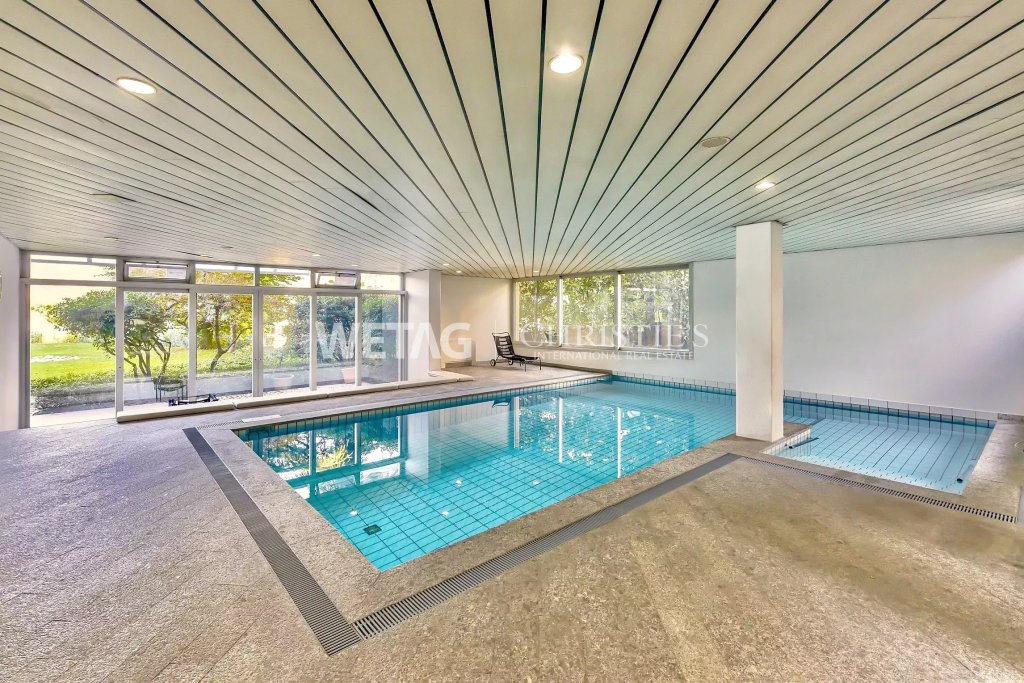 Innenpool mit großen Fensterflächen