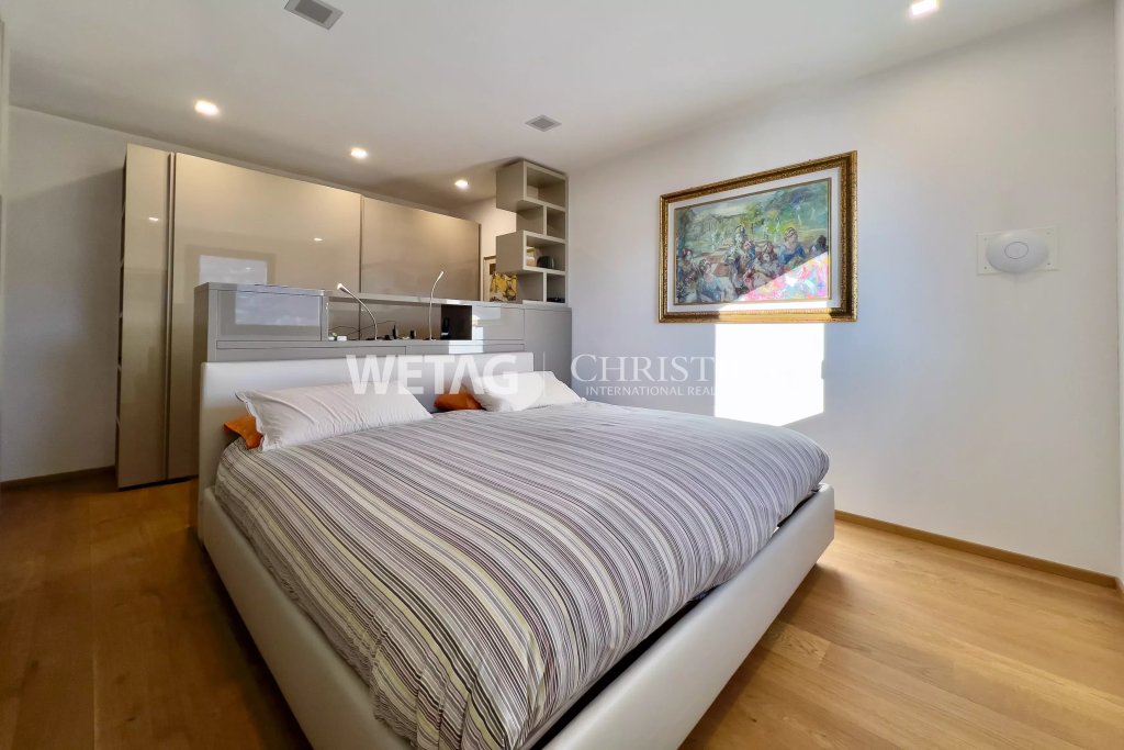 Modernes Schlafzimmer mit Einbauschrank