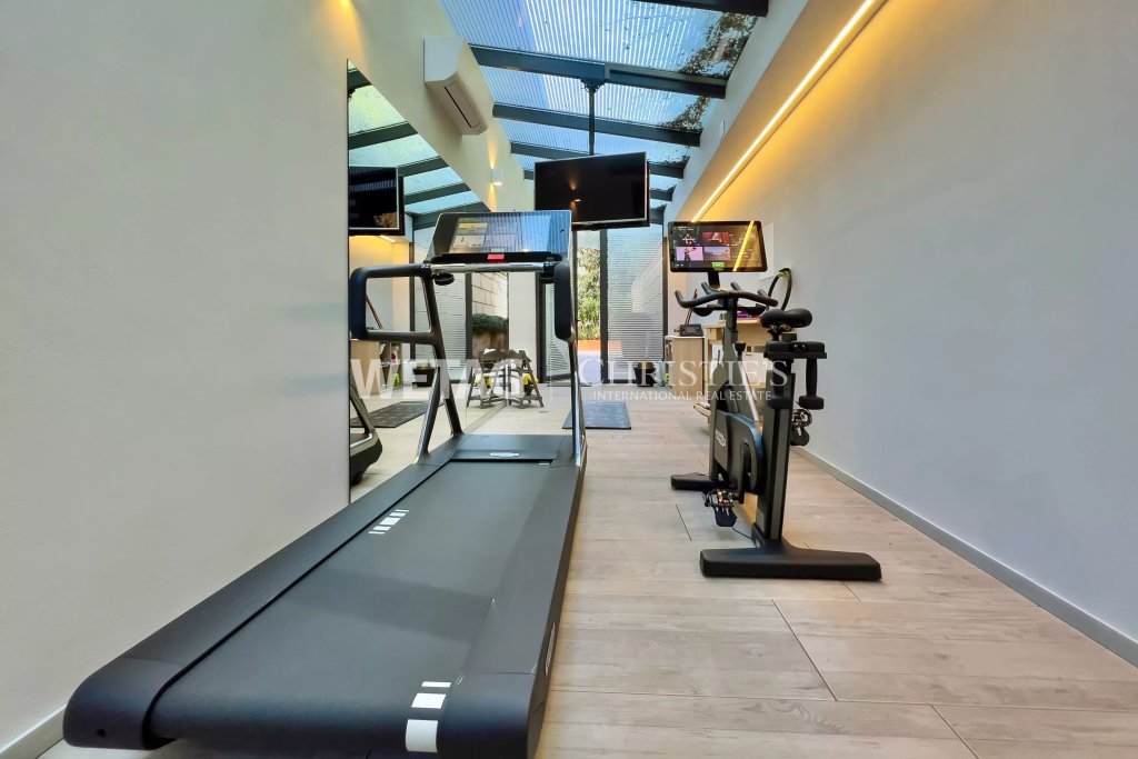 Heller Fitnessraum mit Laufband