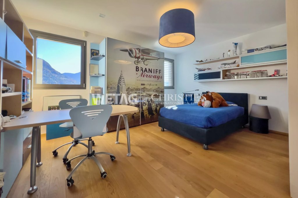 Kinderzimmer mit Schreibtisch und Bett