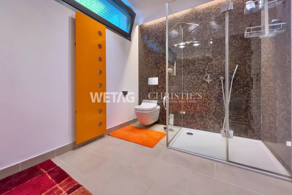 Modernes Badezimmer mit Dusche und WC
