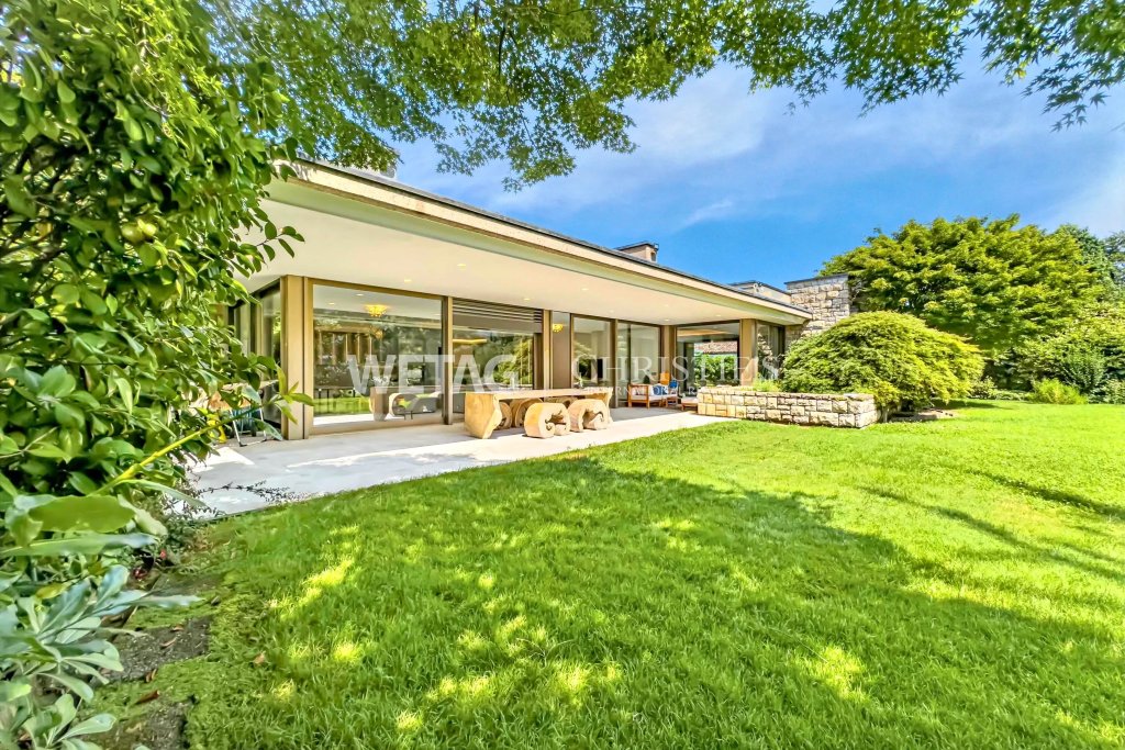Moderner Bungalow mit großer Glasfront und Garten