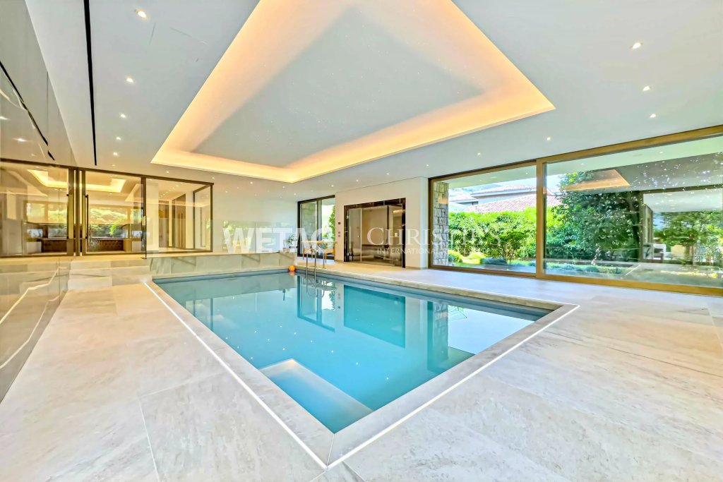 Innenpool in luxuriösem Wohnbereich