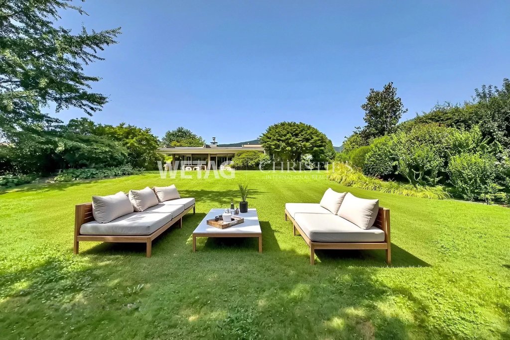 Großer Garten mit Lounge-Möbeln