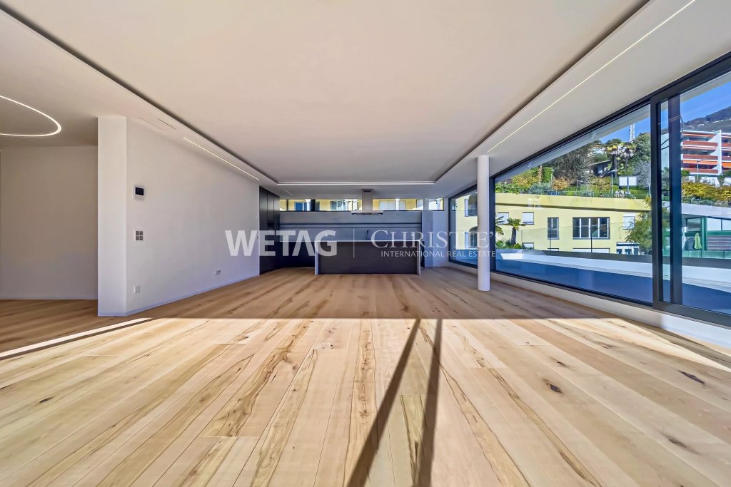 Offener Wohnbereich mit Panoramafenstern