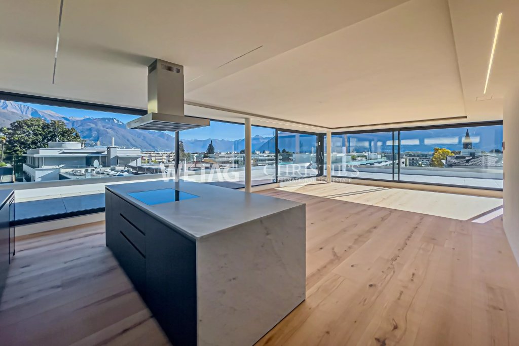 Offener Wohn- und Küchenbereich mit Panoramablick