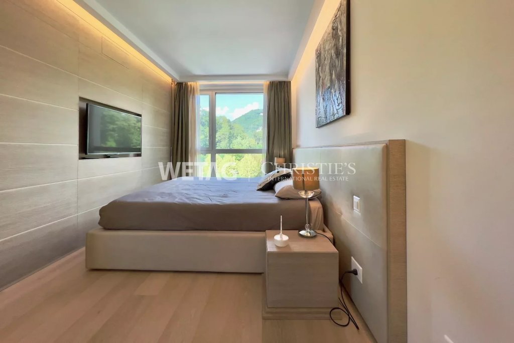 Modernes Schlafzimmer mit Bergblick
