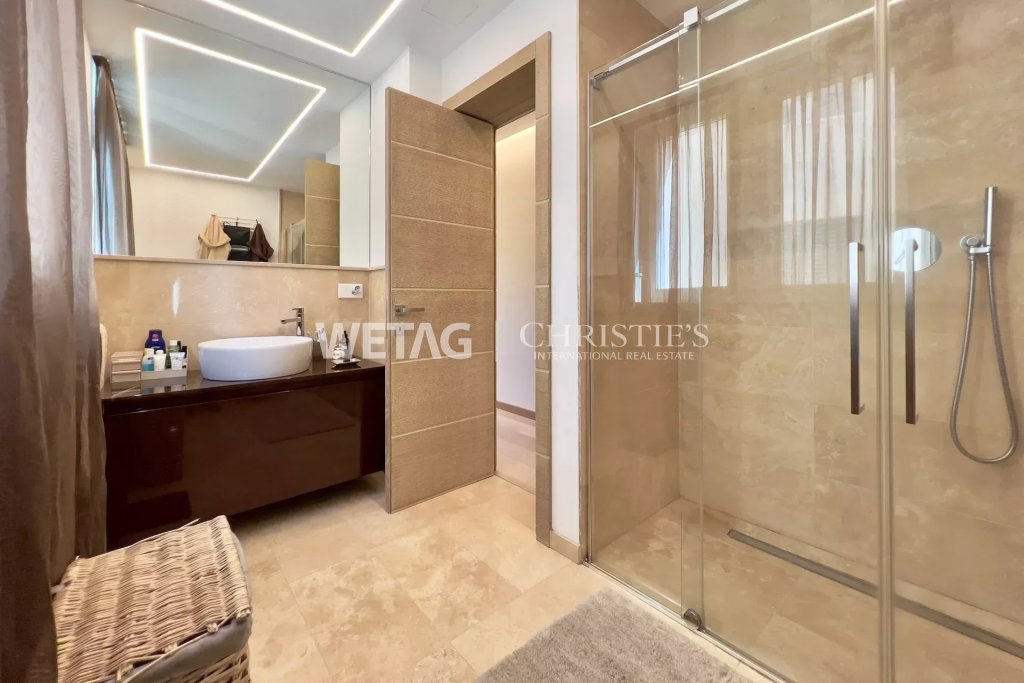 Modernes Badezimmer mit begehbarer Dusche und Waschtisch