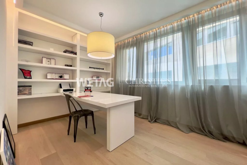 Helles Arbeitszimmer mit Schreibtisch und Regalen