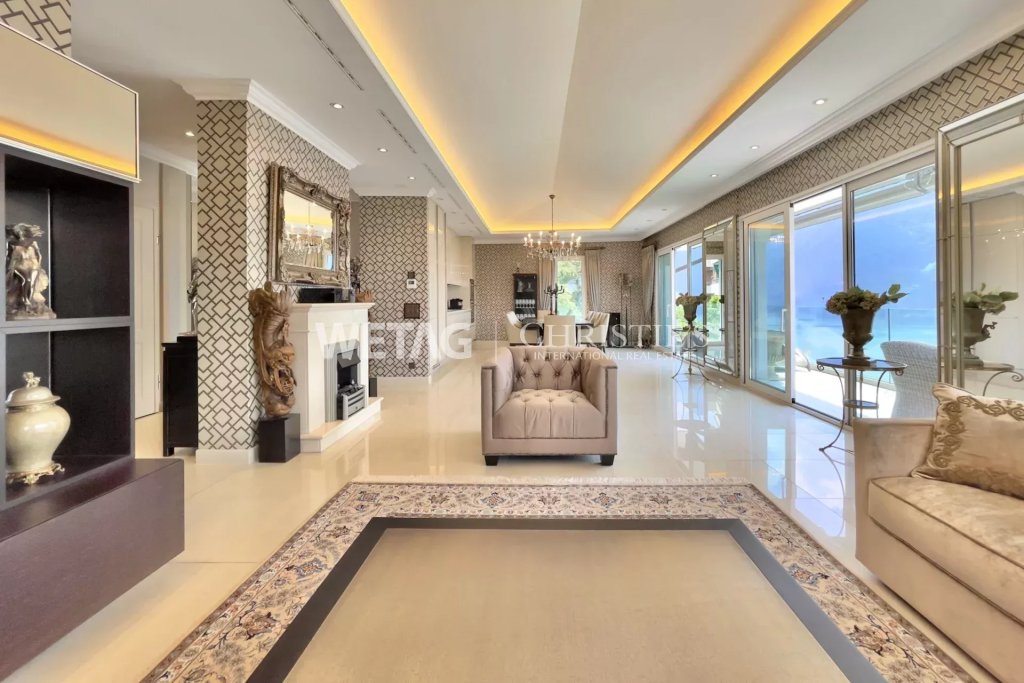 Luxuriöses Wohnzimmer mit Glasfront