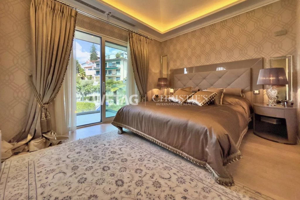 Luxuriöses Schlafzimmer mit Balkonblick