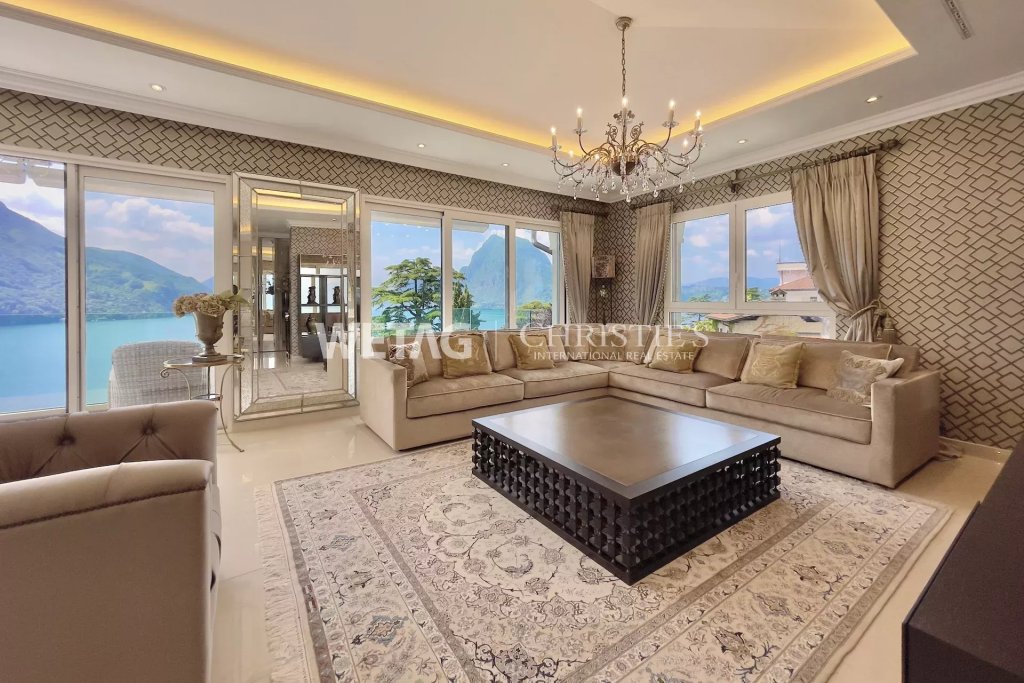 Elegantes Wohnzimmer mit Panoramablick