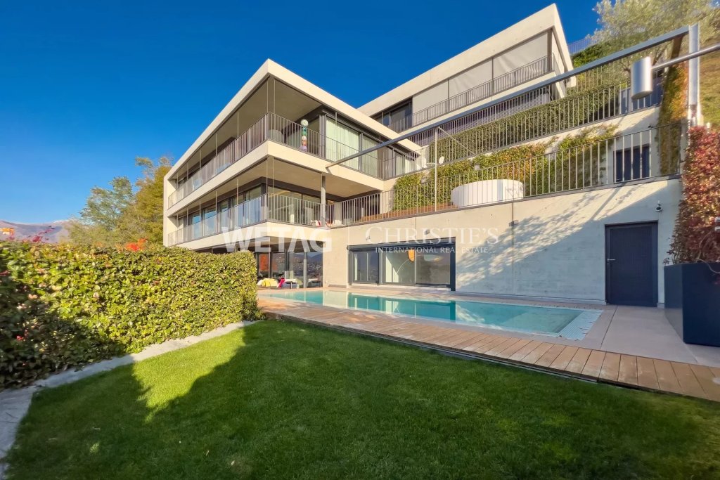Moderner Außenbereich mit Pool und Terrassen