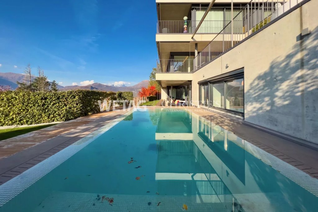 Außenansicht mit Pool und modernem Wohngebäude