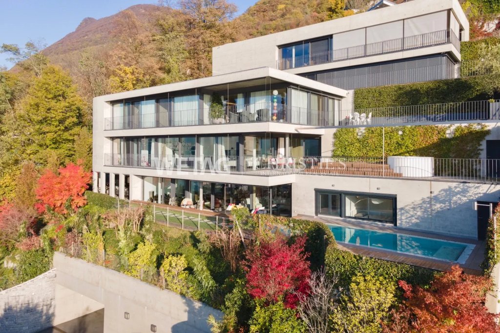 Moderne Villa mit Terrassen und Pool am Hang