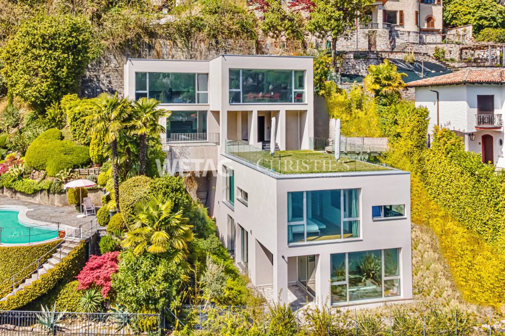 Moderne Villa mit Pool und terrassierter Hanglage