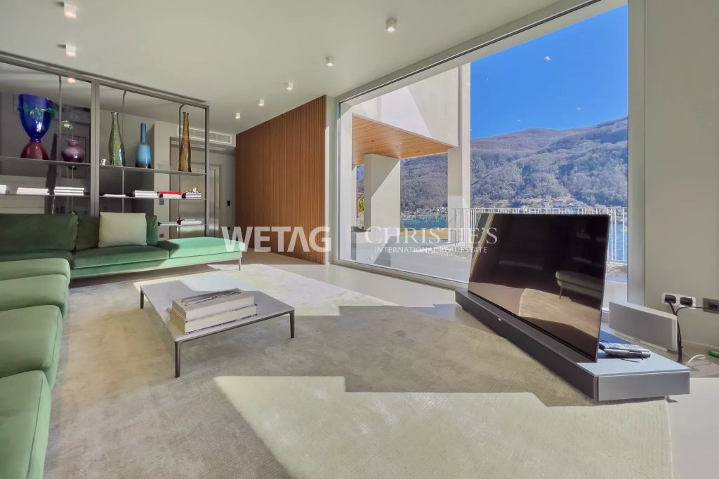 Modernes Wohnzimmer mit Panoramablick
