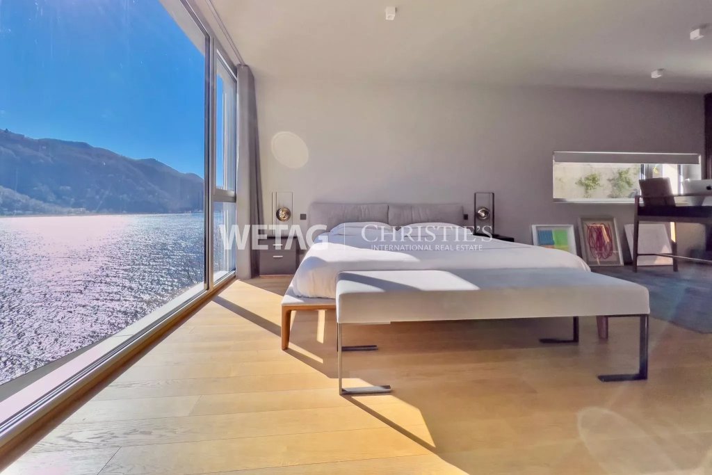 Schlafzimmer mit Panoramablick auf den See