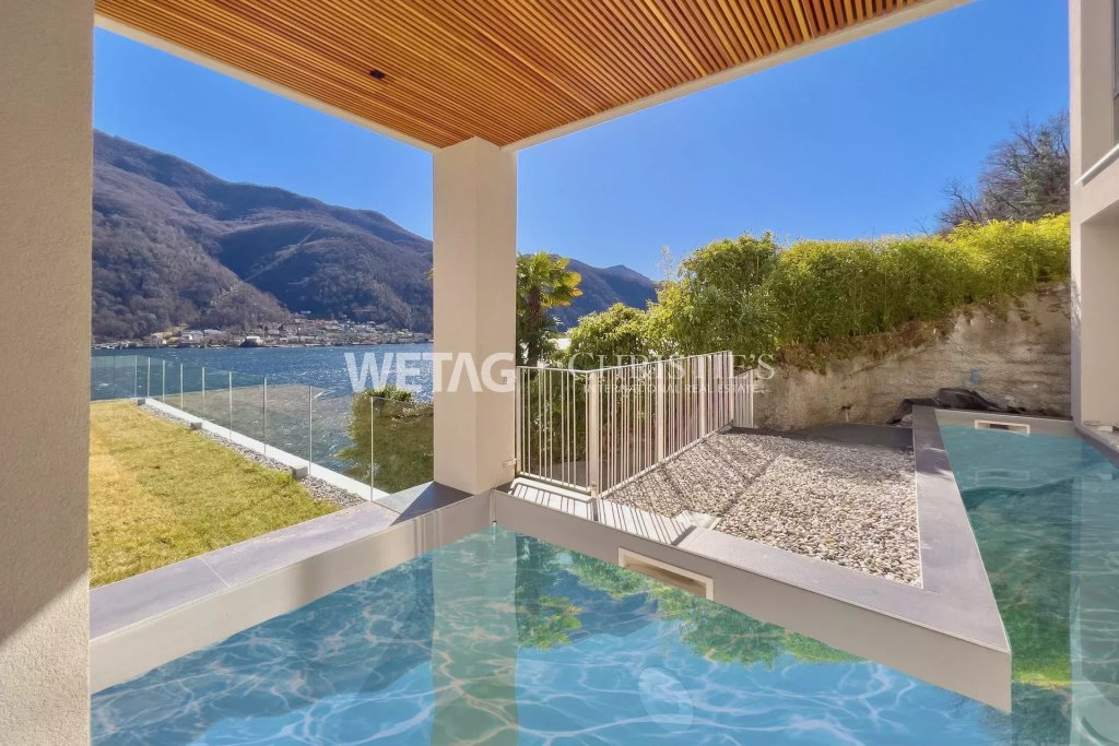 Luxuriöse Terrasse mit Pool und Seeblick