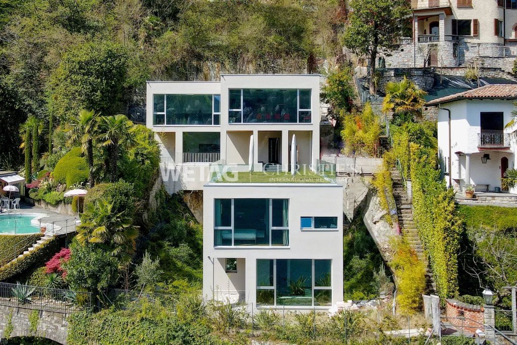 Moderne Villa in Hanglage mit großen Glasfronten