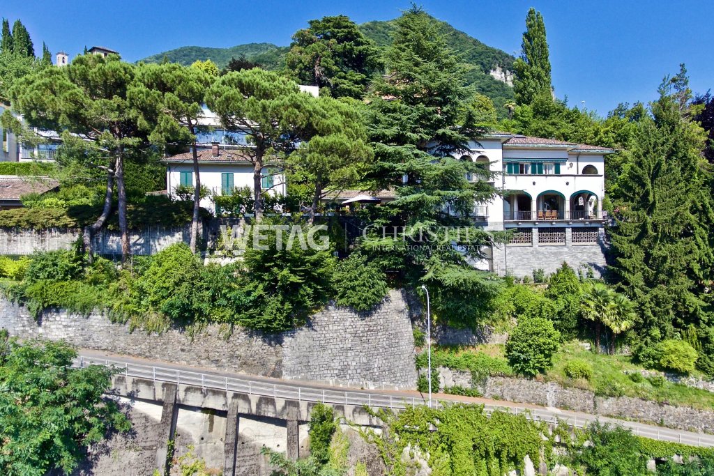 Villenanwesen am Hang mit mediterraner Architektur