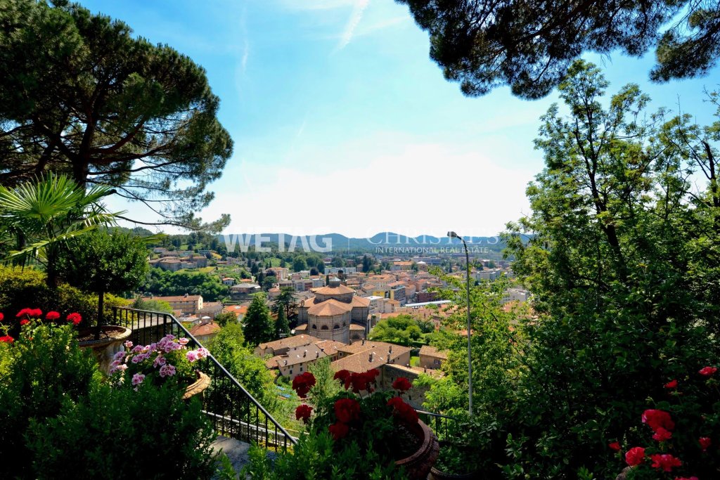 Garten- und Stadtblick von einer Terrasse