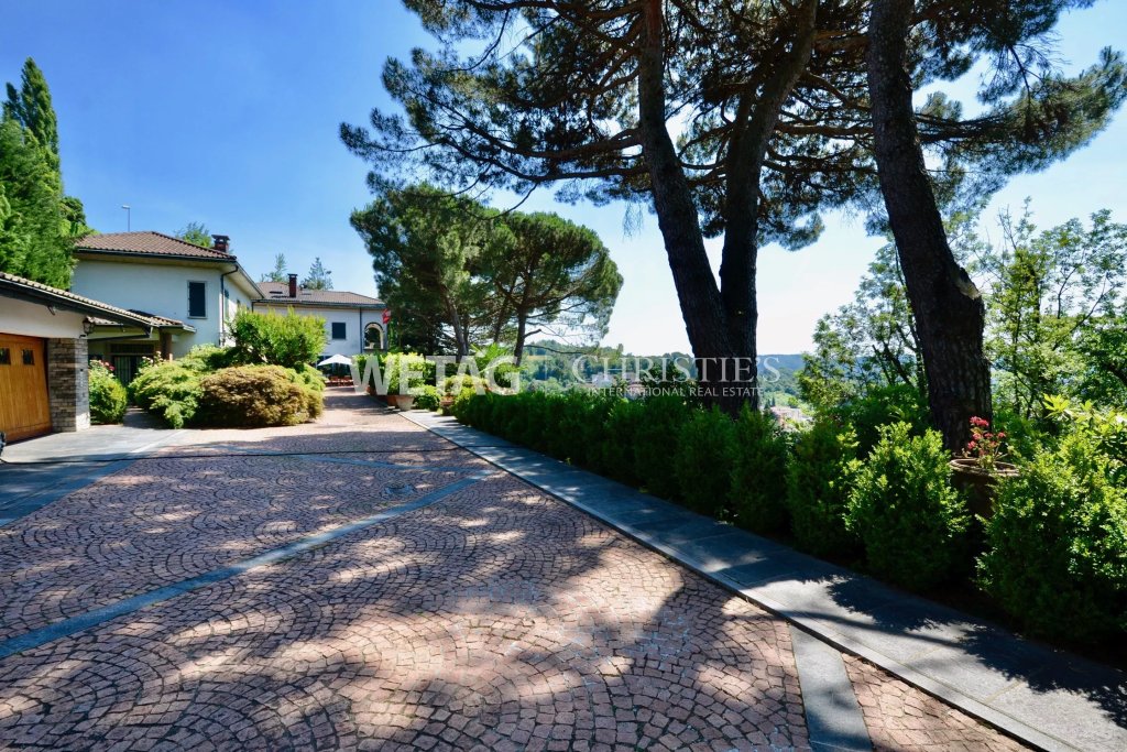 Außenansicht einer mediterranen Zufahrt mit Garten und Meerblick