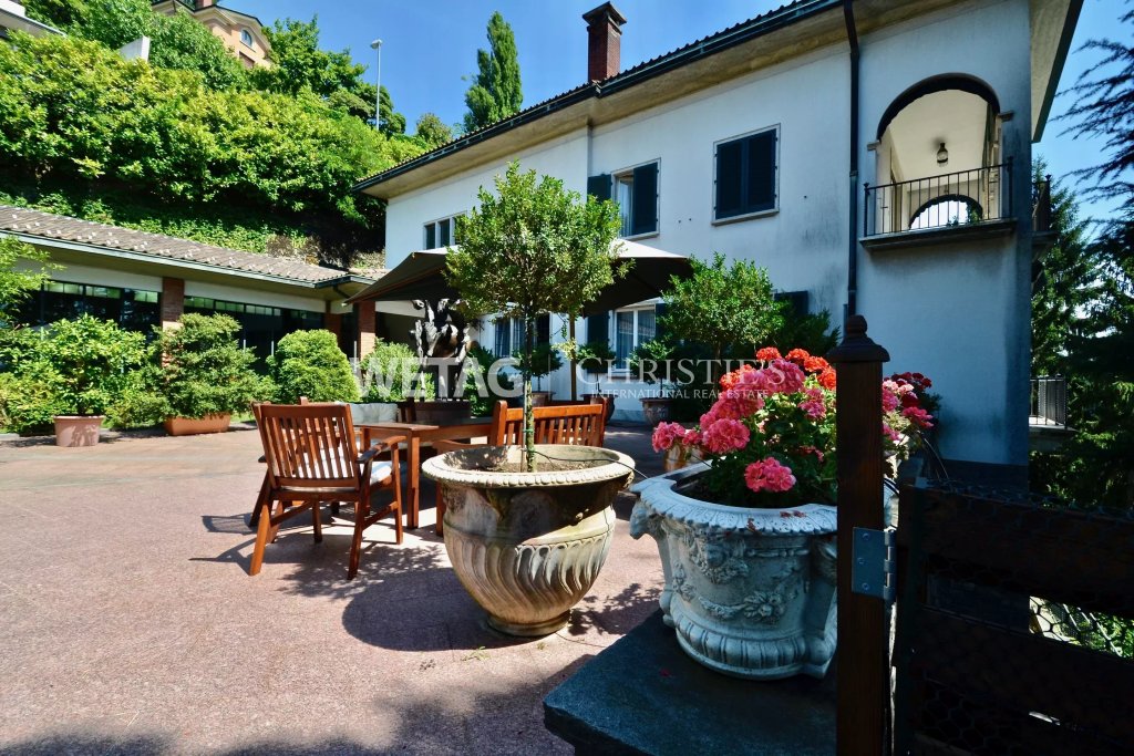 Außenansicht einer mediterranen Villa mit Terrasse