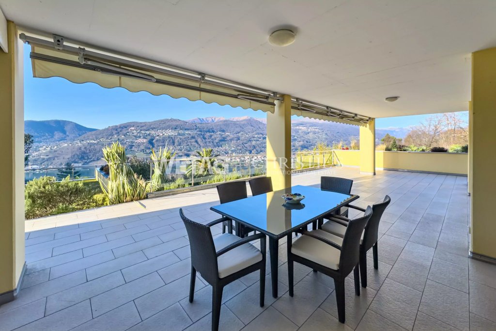 Überdachte Terrasse mit Bergblick