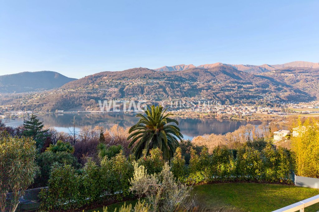 Seeblick mit Garten und Bergen
