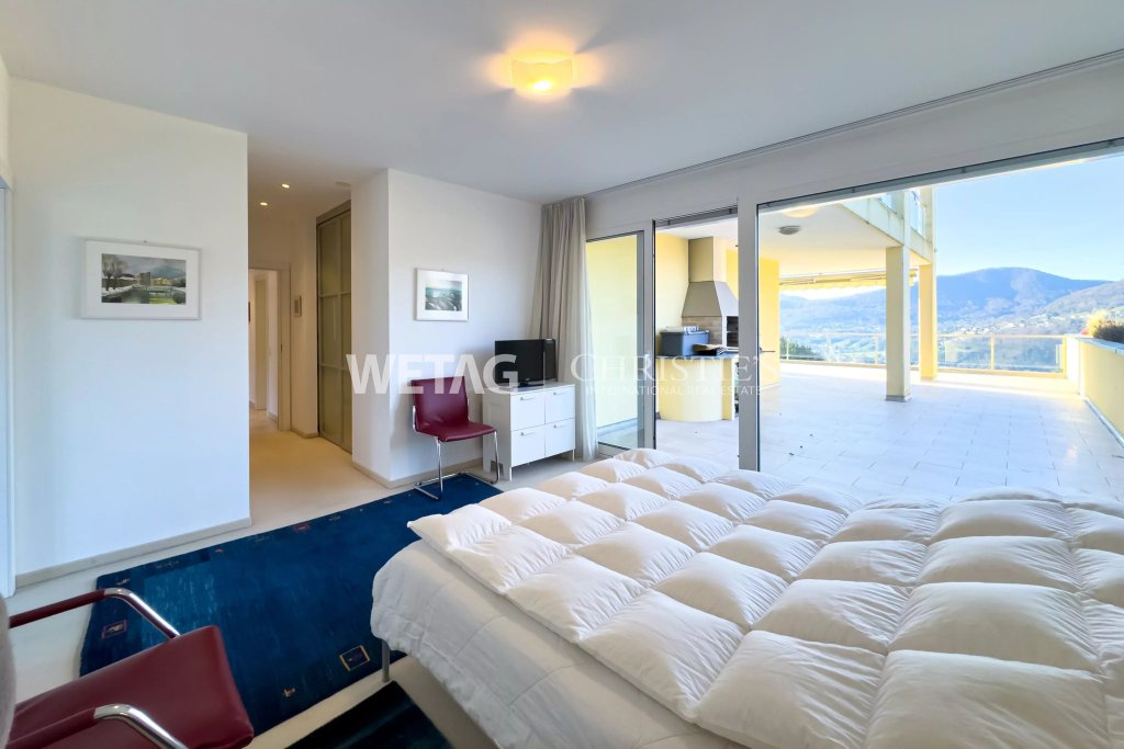 Schlafzimmer mit großer Terrasse und Bergblick