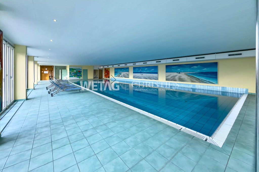 Innenpool mit Liegestühlen