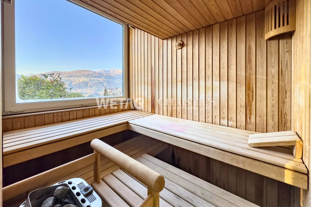 Holzsauna mit Bergblick