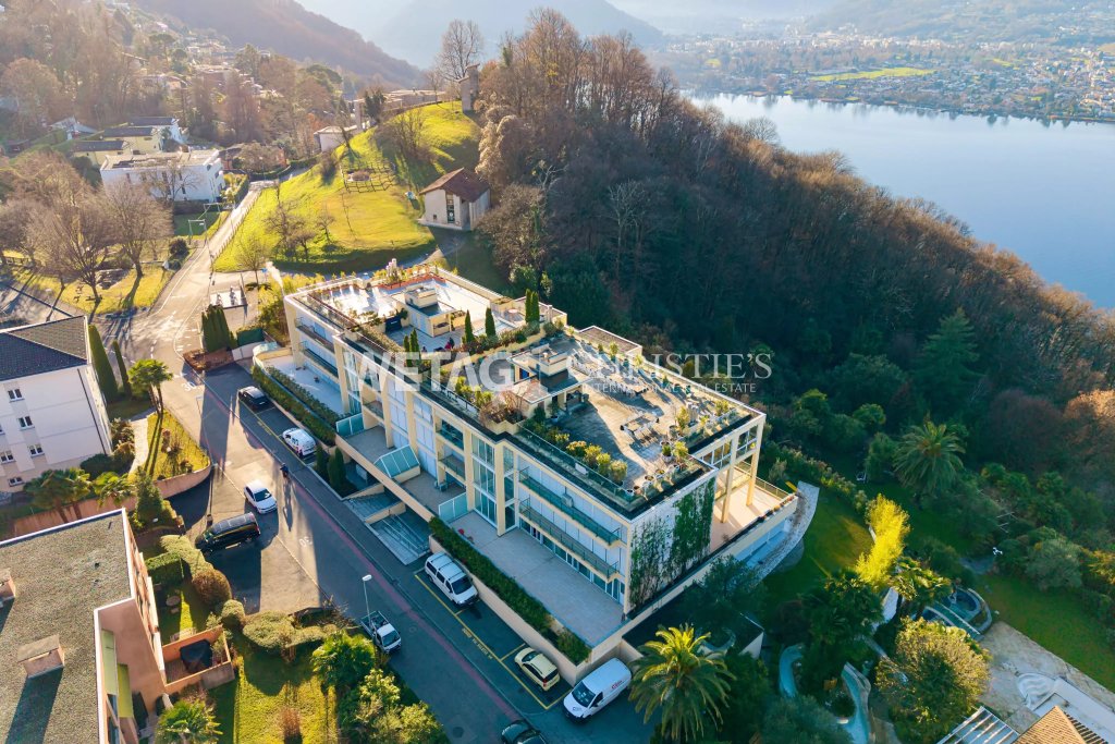 Moderne Villenanlage am Seehang