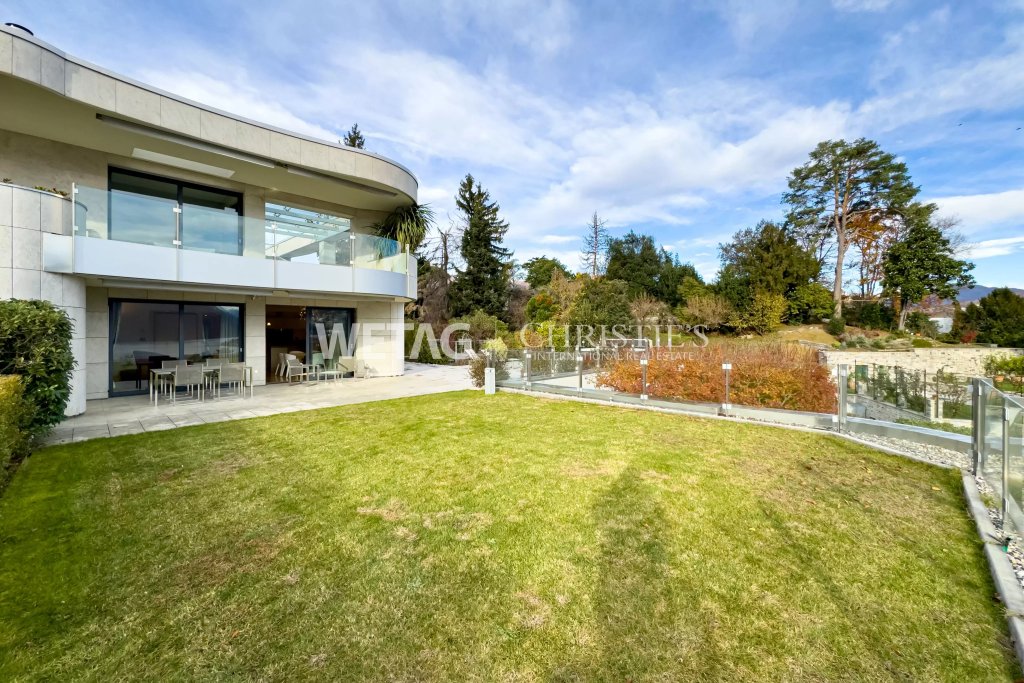 Moderne Villa mit Garten und Terrasse