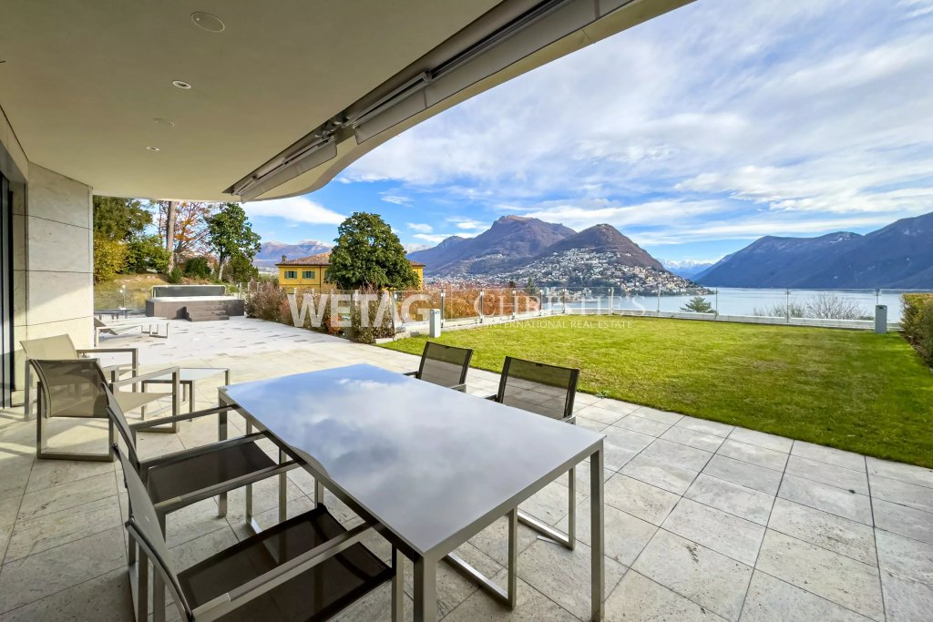 Seeterrasse mit Alpenblick