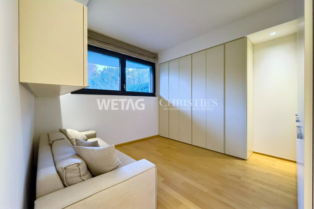 Modernes kleines Schlafzimmer mit Einbauschrank