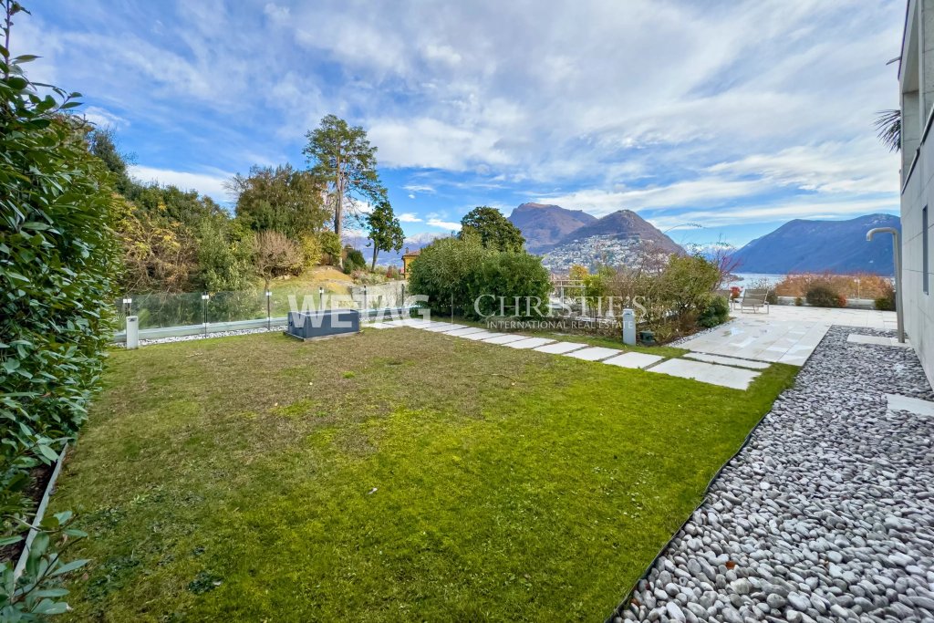 Garten mit Seeblick und Bergpanorama