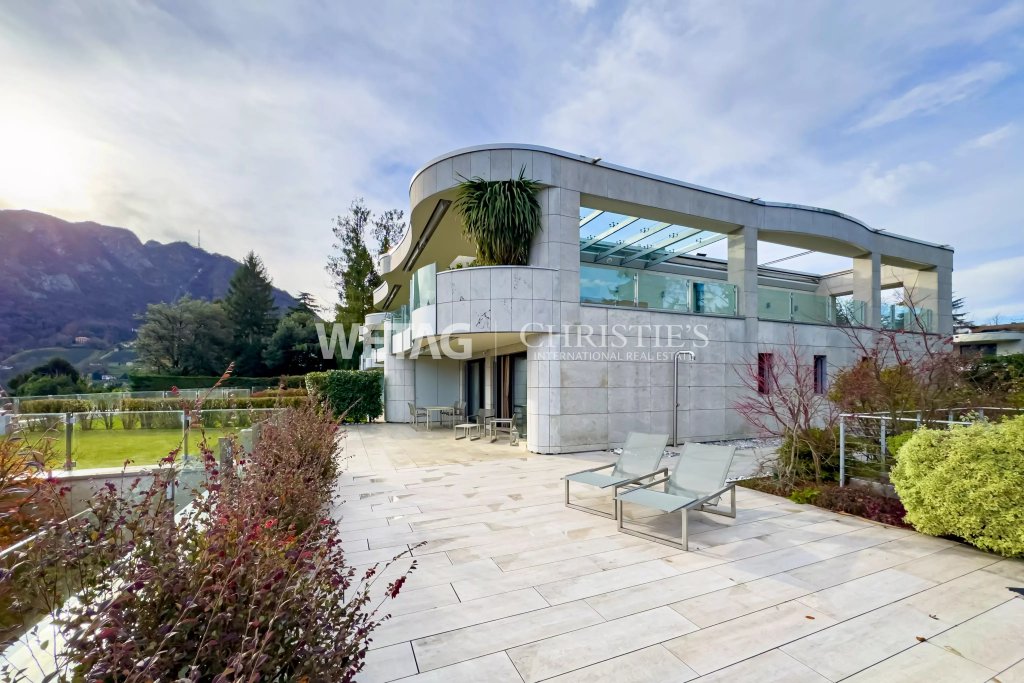 Luxuriöse moderne Villa mit großer Terrasse