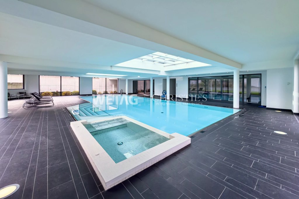 Innenpool mit Wellnessbereich