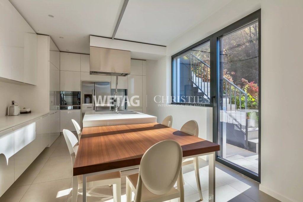 Moderne Küche mit Essbereich und großem Fenster