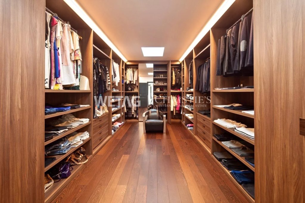 Begehbarer Kleiderschrank mit Holzregalen