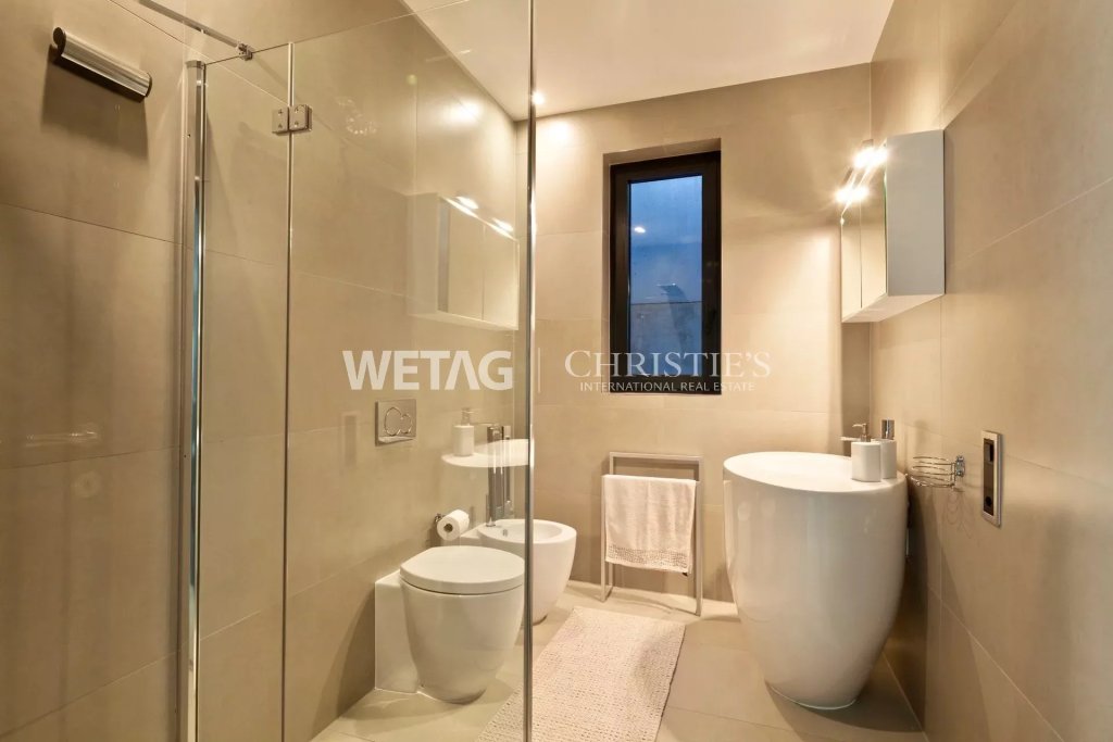 Modernes Badezimmer mit Dusche und separatem WC-Bereich