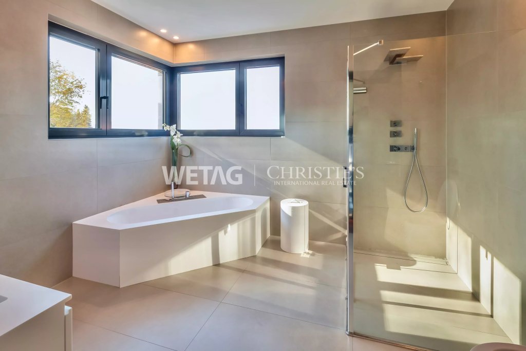 Modernes Badezimmer mit Eckbadewanne und begehbarer Dusche
