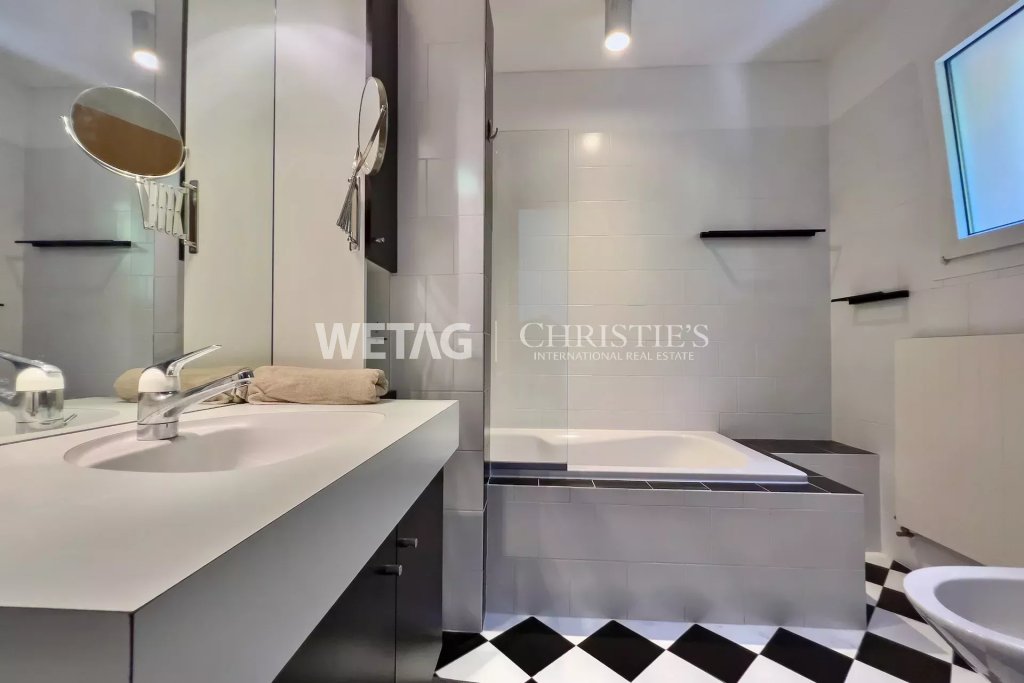 Modernes Badezimmer mit Badewanne und Waschtisch