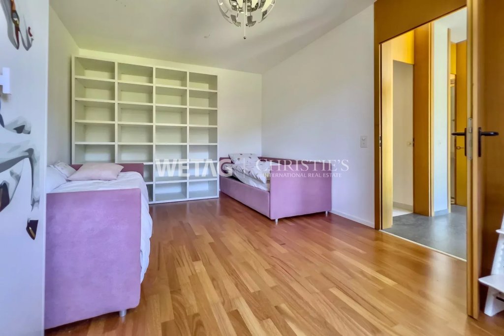 Helles Schlafzimmer mit zwei Sofas und Regalschrank