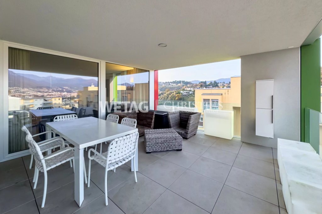 Überdachte Terrasse mit Esstisch und Lounge-Bereich