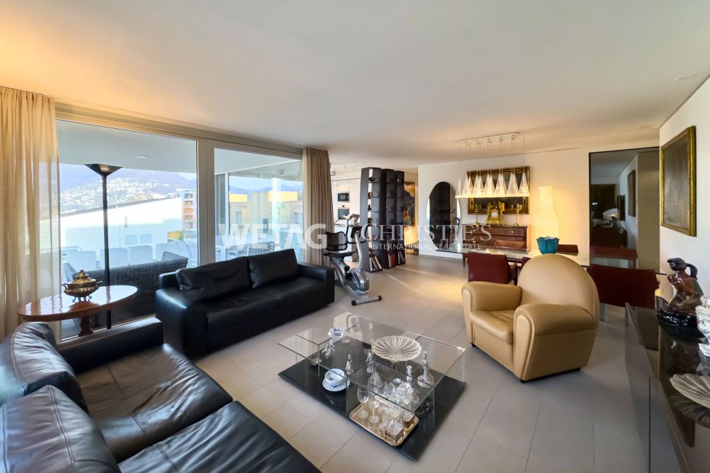 Großzügiges Wohn- und Esszimmer mit großer Fensterfront