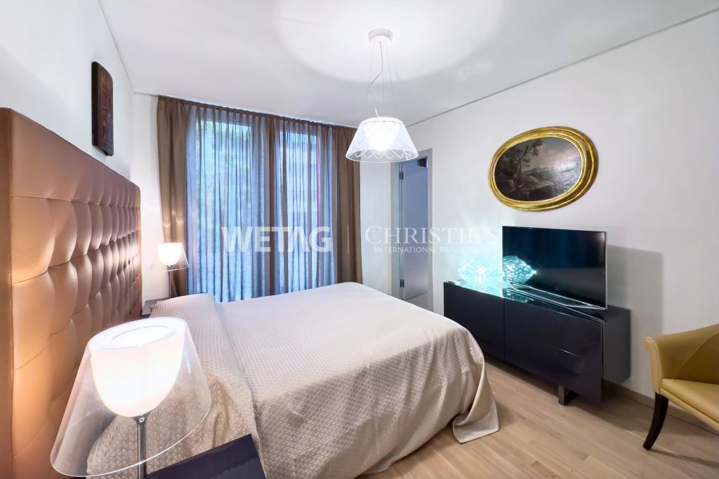 Schlafzimmer mit gepolstertem Kopfteil